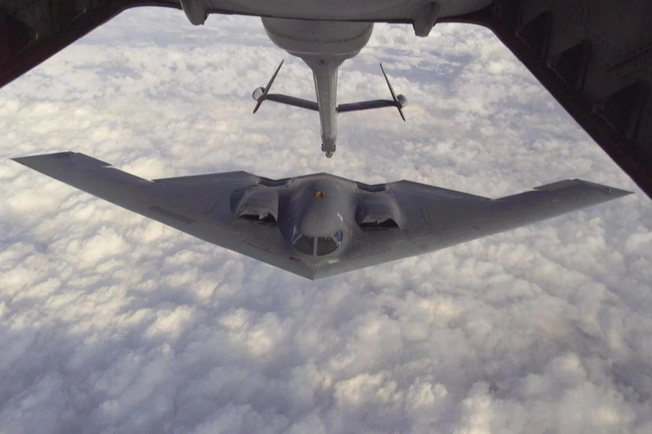 The B-2 Spirit approaches the boom of a McGuire Air Force Base, New Jersey KC-10A Extender during a Capstone orientation flight, Oct. 5, 2000. (AFP Photo)