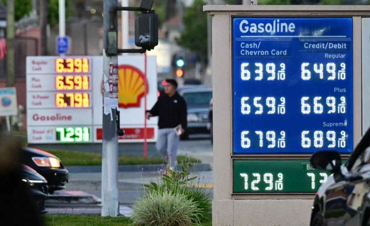 On the image, gas prices at Chevron and Shell stations in Monterey Park, LA, on April 30. (AFP Photos)