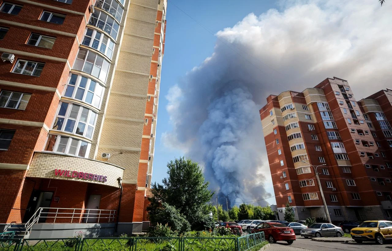 This photograph shows smoke rising from a fire at the Russian e-commerce firm Wildberries' logistics complexes in the town of Elektrostal outside Moscow on July 18, 2026. (AFP Photo)