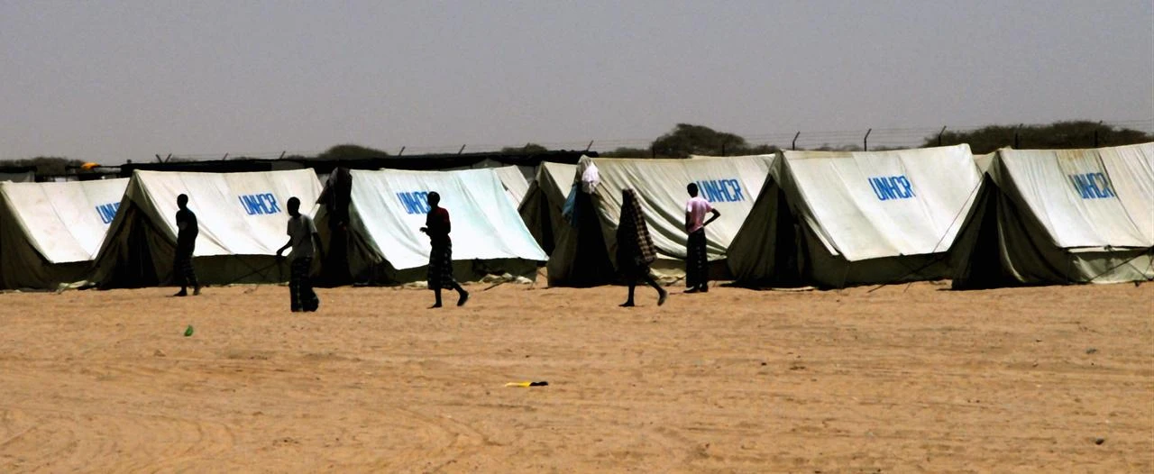 Newly arrived Somali refugees walk at a United Nations reception centre in the Yemeni coastal town of Ahwar, 240 kms east of Aden, in Abyan province, March 10, 2008. (AFP Photo)