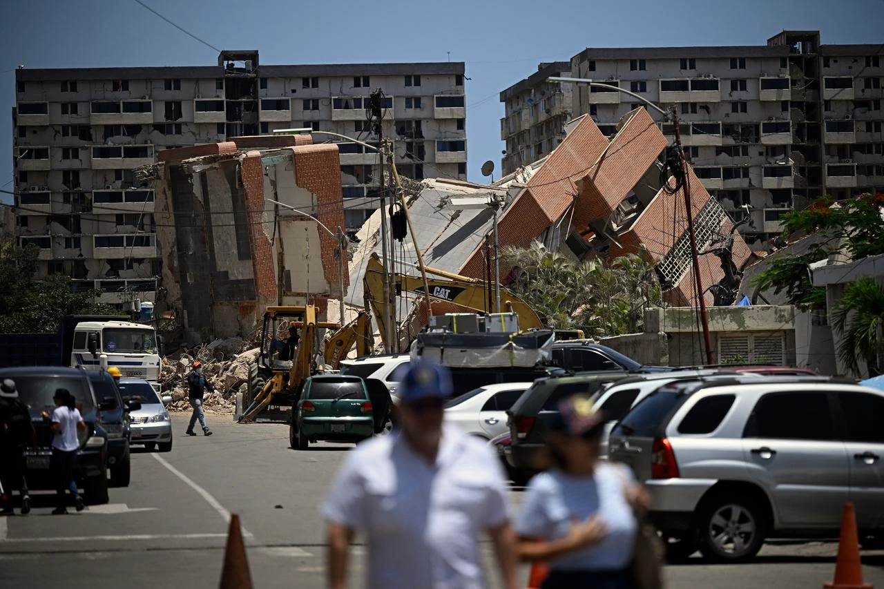A couple arrives to register the condition of their earthquake-damaged homes during a housing census conducted by Venezuela's Ministry of Housing and the government of La Guaira state in Catia La Mar, Venezuela, on July 24, 2026. (AFP Photo)