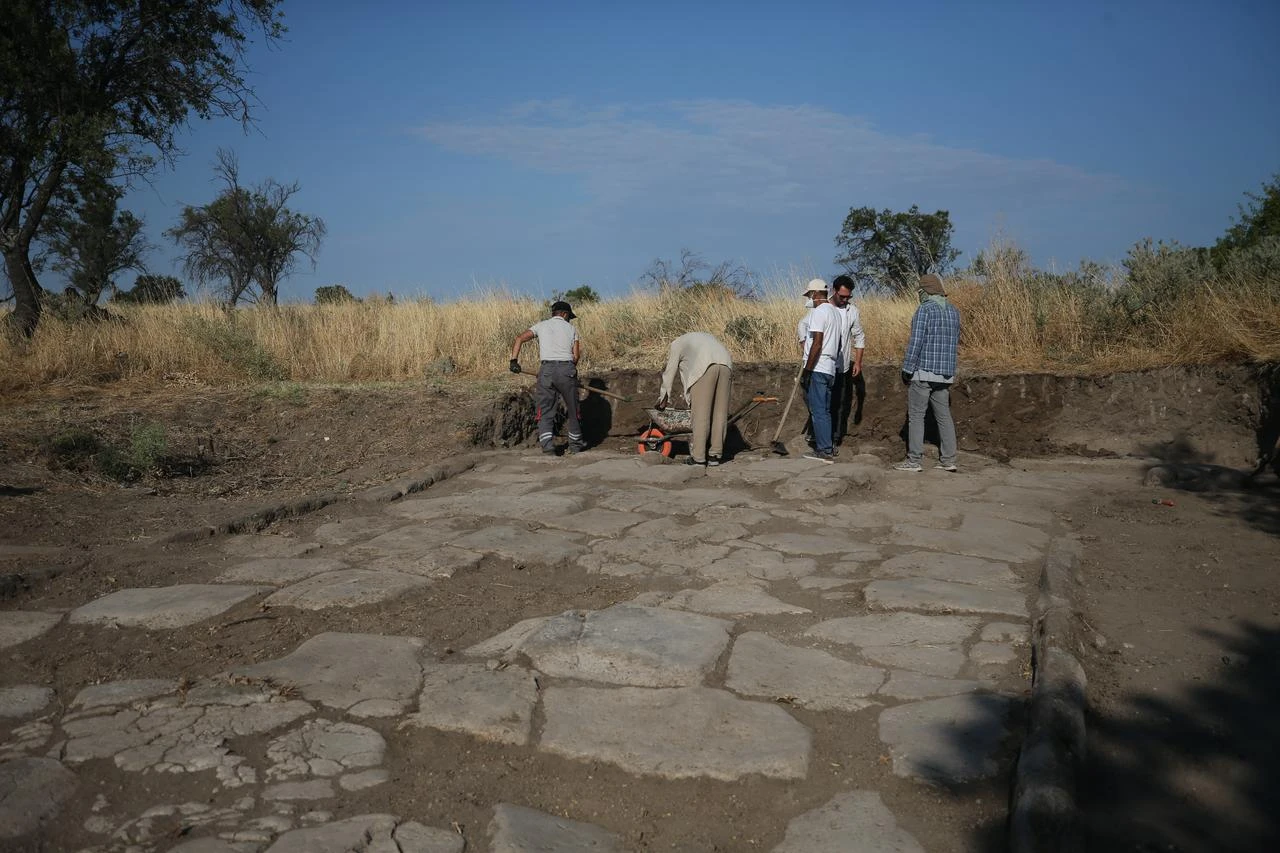 1,500-year-old earthquake damage uncovered on Roman street in ancient Troy
