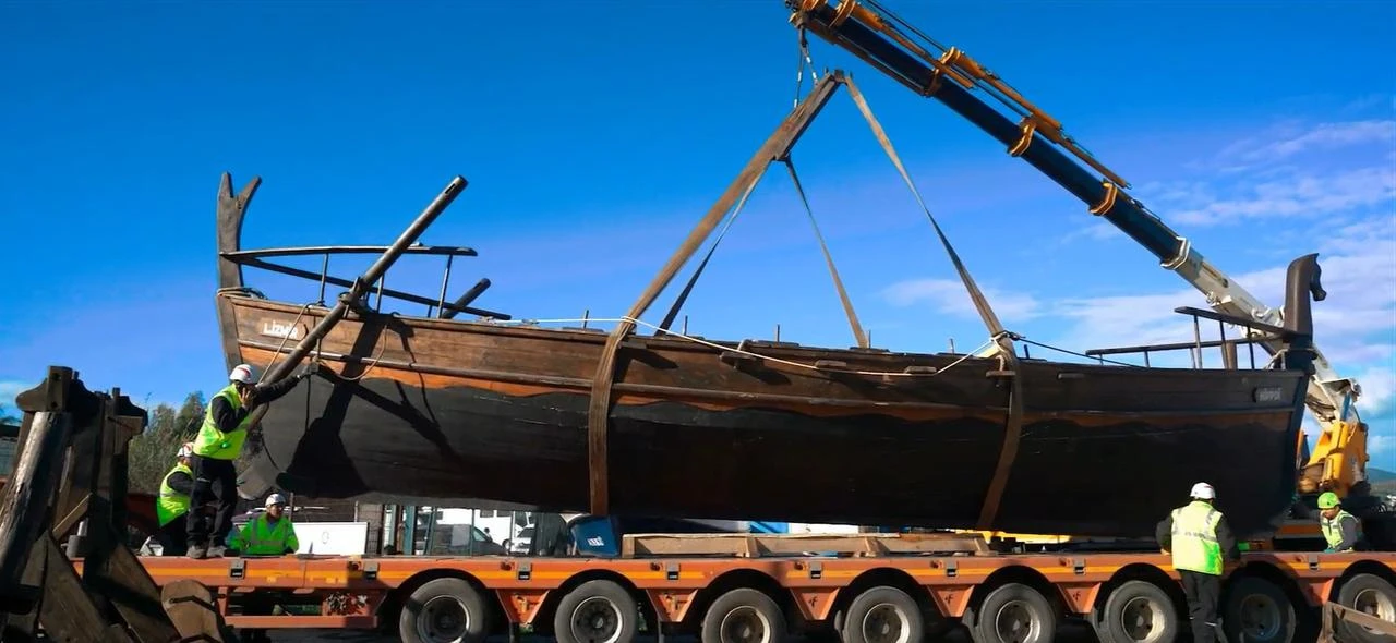 The experimental archaeology project recreating an ancient vessel is transported to the Troy Museum before being installed as part of its permanent exhibition in Canakkale, Türkiye. (AA Photo)