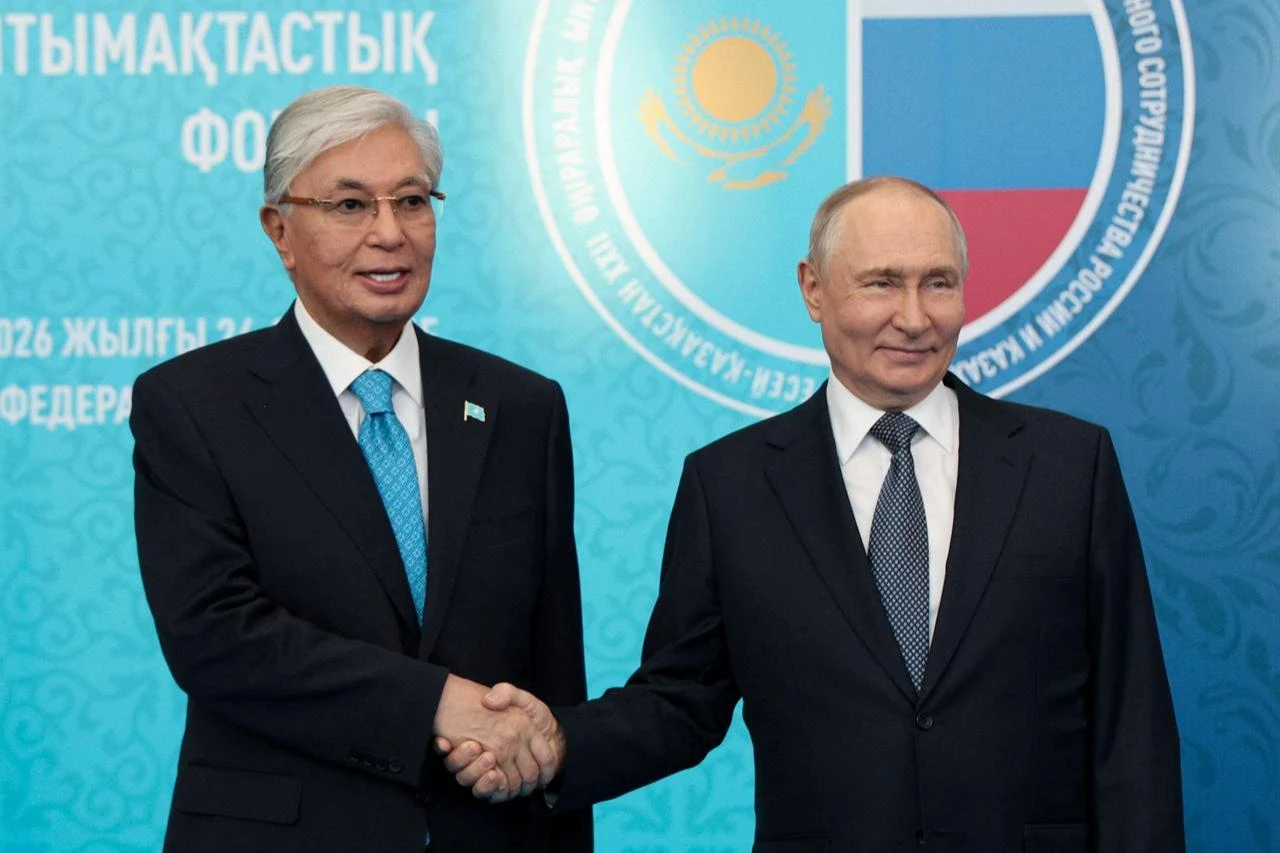 Russia's President Vladimir Putin (R) greets Kazakhstan's President Kassym-Jomart Tokayev during the 22nd Russia-Kazakhstan Forum of Interregional Cooperation in Omsk, July 25, 2026. (AFP Photo)
