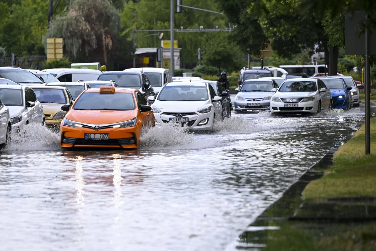 Summer downpour floods roads across Türkiye's capital Ankara
