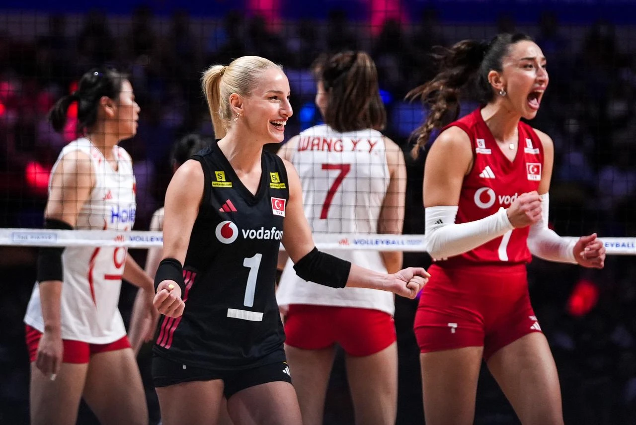 Gizem Orge and Hande Baladin of Turkiye celebrates after a point during the 2026 FIVB Volleyball Nations League (VNL) women's semifinal match between Turkiye and China at the East Asian Games Dome in Macao, China, on July 25, 2026. (AA Photo)