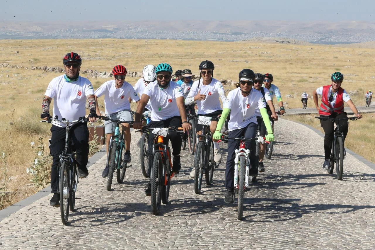 Group of 100 cyclists set off from the city center, pedaled approximately 20 kilometers to reach Gobeklitepe, and toured the archaeological site. (AA Photo)