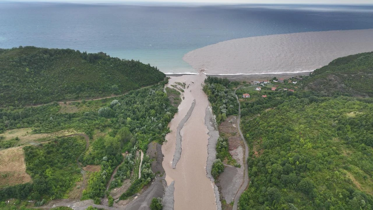 Heavy rain floods Kastamonu's coastline