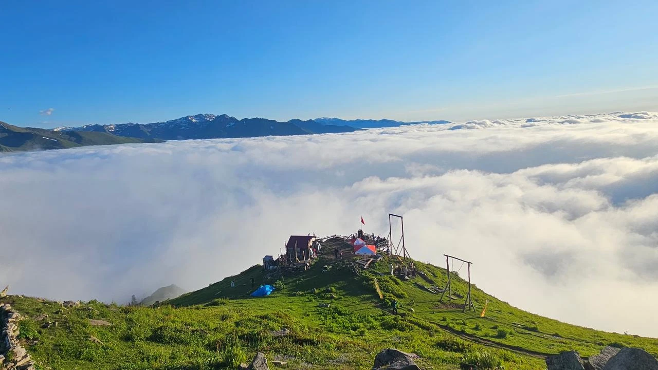 Houses Plateau: Where the clouds meet the peaks