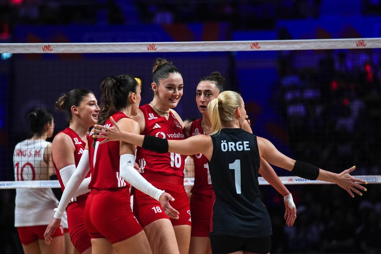 Türkiye’s women’s national volleyball team celebrates a point against China during the 2026 FIVB Volleyball Nations League Finals in Macao, China, July 25, 2026. (AA Photo)