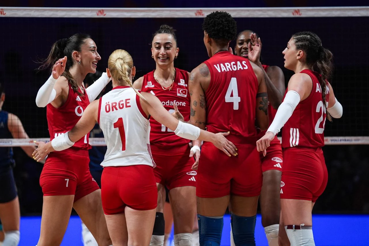 Türkiye draws level with Brazil in VNL final