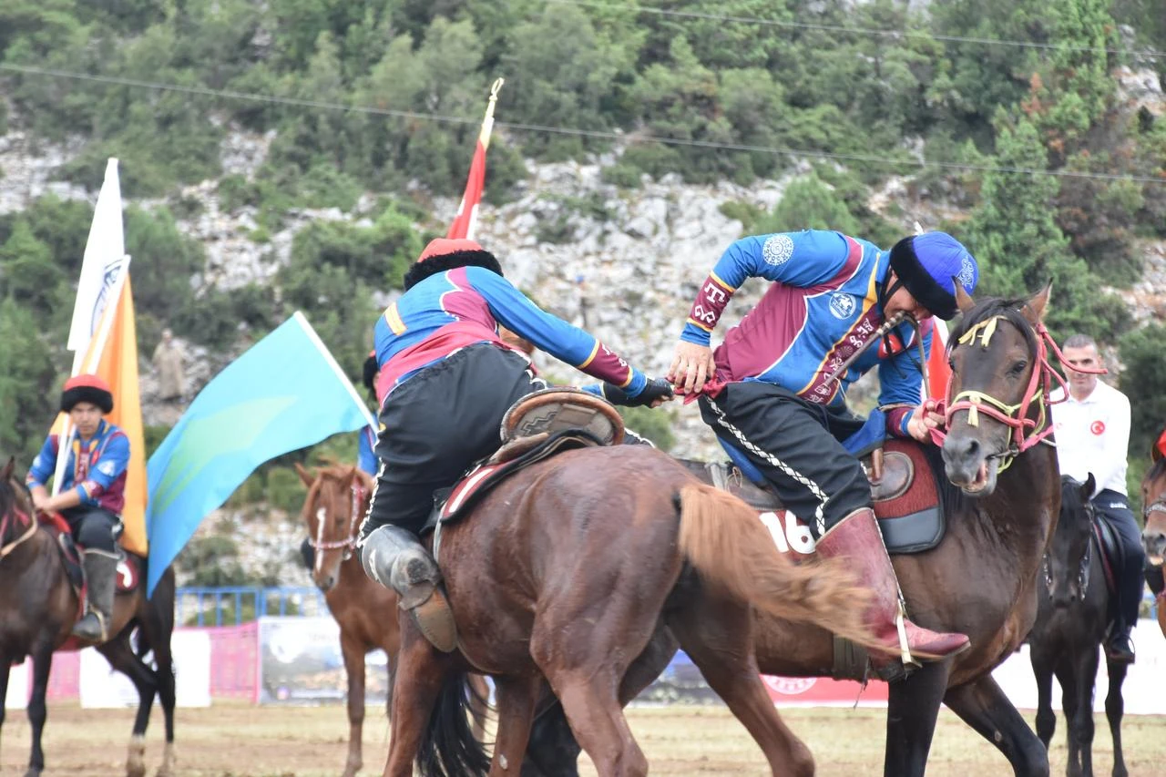 Two mounted competitors grapple during a kokboru match in Antalya, Türkiye, July 25, 2026. (AA Photo)