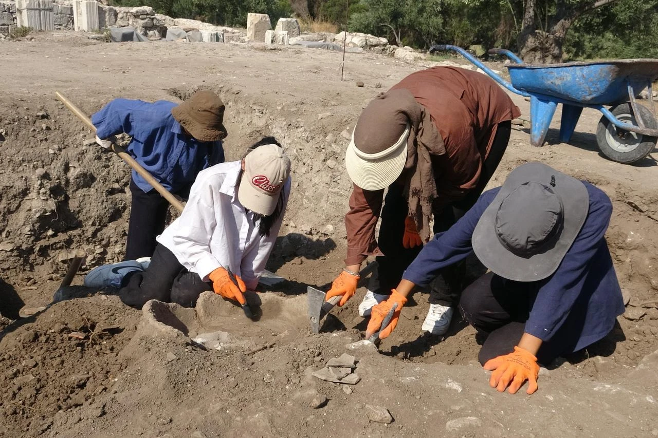1,500-year-old grain mortar, storage jars uncovered at Apollo Smintheus Sanctuary