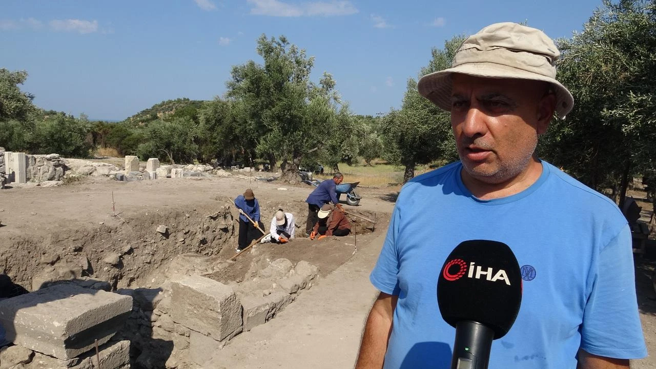 Apollo Smintheus Sanctuary excavation director Professor Davut Kaplan speaks during the 2026 archaeological works in Canakkale, northwestern Türkiye, July 2026. (IHA Photo)
