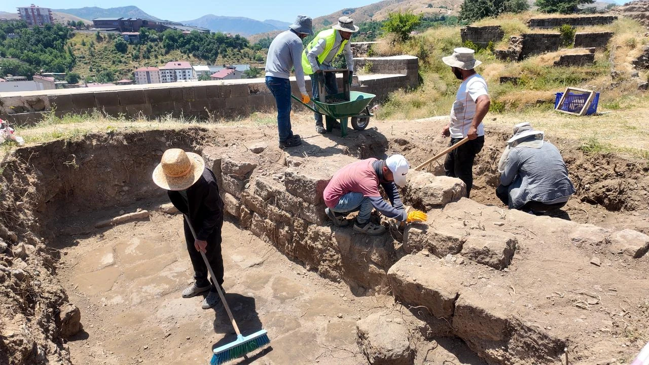 Archaeologists and workers carry out excavation work among architectural remains at Bitlis Castle in eastern Türkiye, July 27, 2026. (AA Photo)