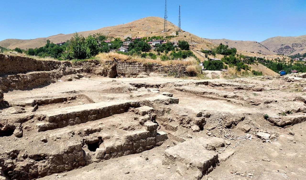 Ottoman-era architectural remains uncovered during archaeological excavations at Bitlis Castle in eastern Türkiye, July 27, 2026. (AA Photo)
