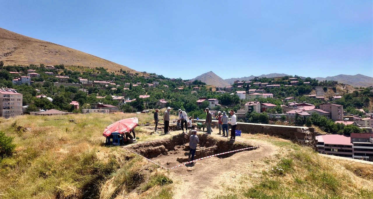 Archaeologists and workers carry out excavation work among architectural remains at Bitlis Castle in eastern Türkiye, July 27, 2026. (AA Photo)