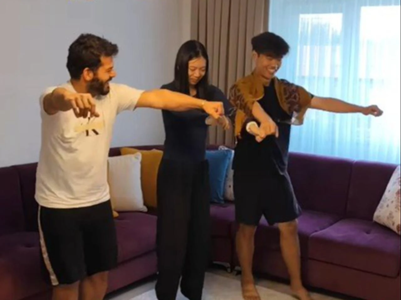 A Turkish host teaches two Chinese travelers how to perform the halay, a traditional group folk dance, at his family home in Ankara, Türkiye. (Photo via Türkiye Daily)