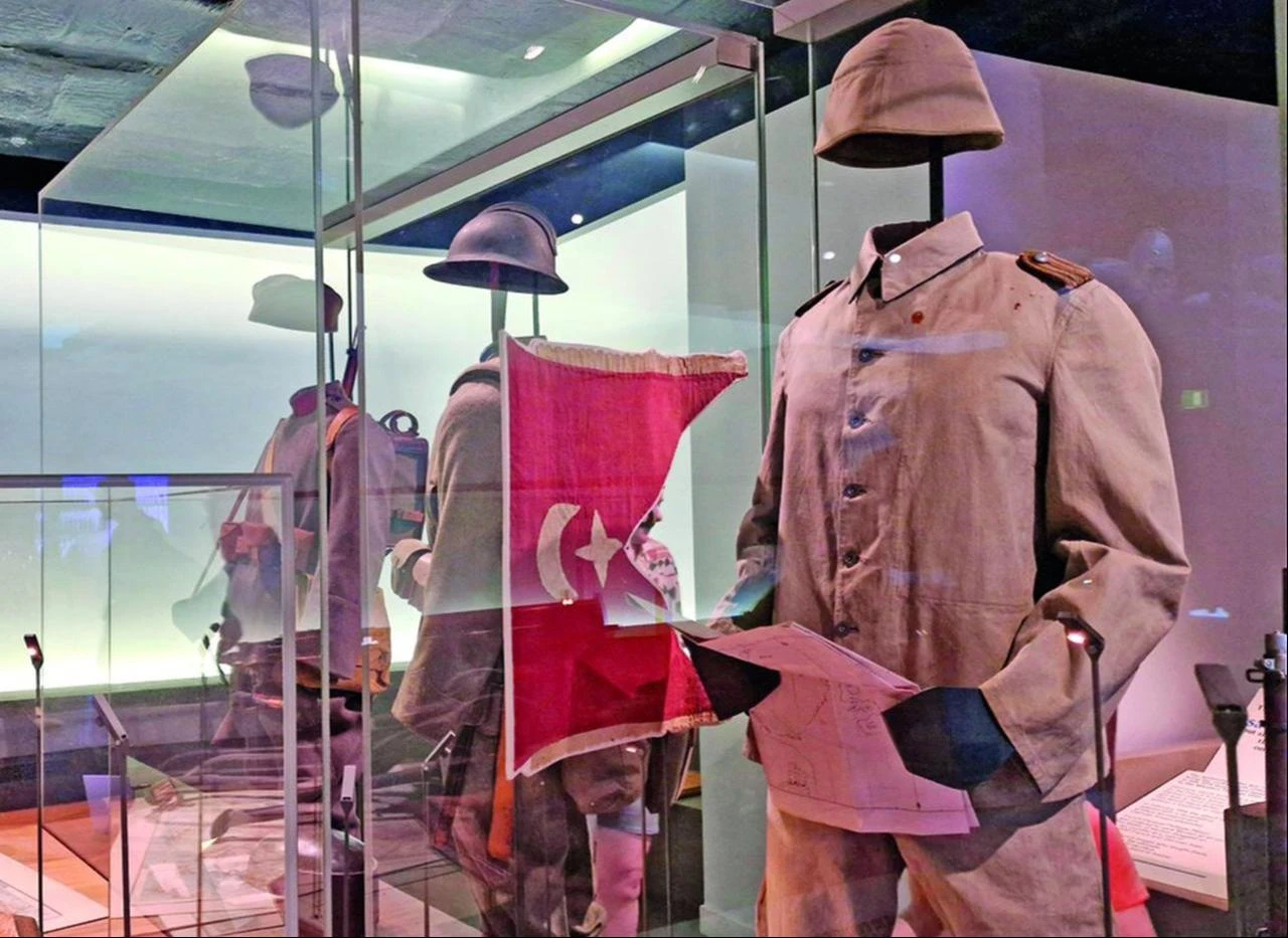 An Ottoman military uniform, helmet and flag are exhibited at the Imperial War Museum in London as part of the museum's World War I collection highlighting the Ottoman Empire's wartime experience. (Photo via Türkiye Daily)