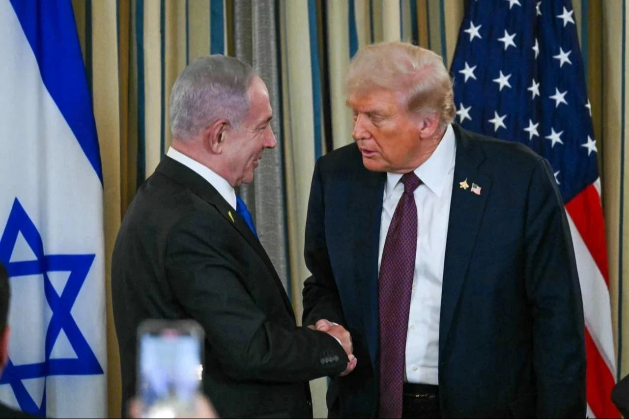 US President Donald Trump and Israeli Prime Minister Benjamin Netanyahu (L) shake hands at the end of a press conference in Washington, DC, Sept. 29, 2025. (AFP Photo)