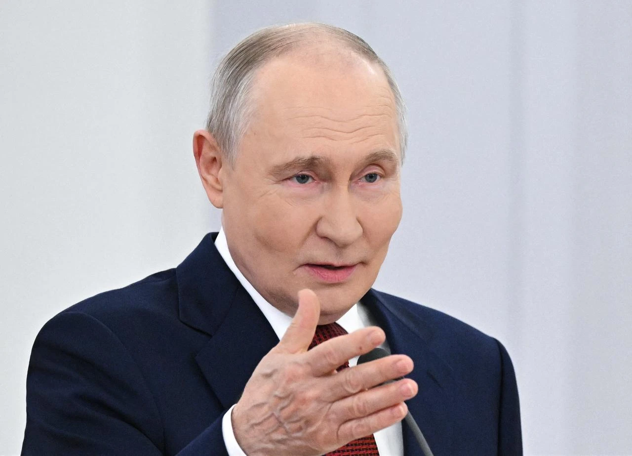 In this pool photograph distributed by the Russian state agency Sputnik, Russia's President Vladimir Putin hosts members of the State Duma of the Russian Federation of the eighth convocation ahead of general elections in Moscow, July 27, 2026. (Photo by Sputnik/AFP)