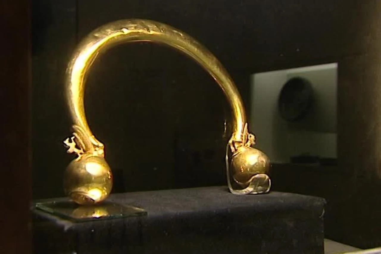 Thieves buy tickets, steal 2,500-year-old gold necklace from French museum