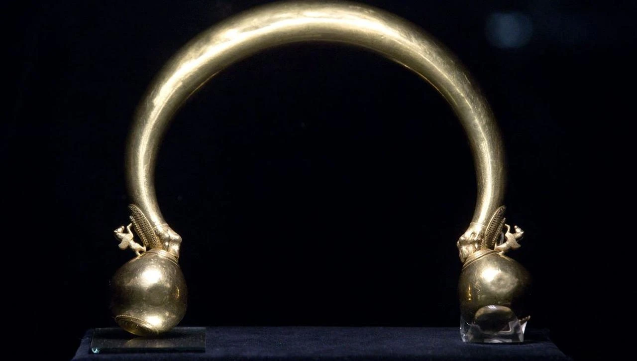The 2,500-year-old gold necklace from the Vix Treasure, displayed at the Musee du Pays Chatillonnais-Tresor de Vix in Chatillon-sur-Seine, France. (Photo via ICI)