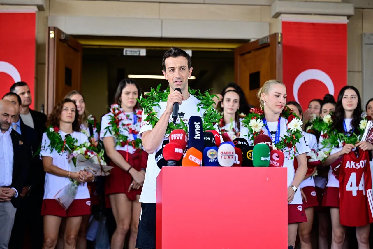 Türkiye’s women’s national volleyball team head coach Daniele Santarelli addresses reporters as the VNL champions attend a welcome ceremony at Istanbul Airport, July 27, 2026. (AA Photo)