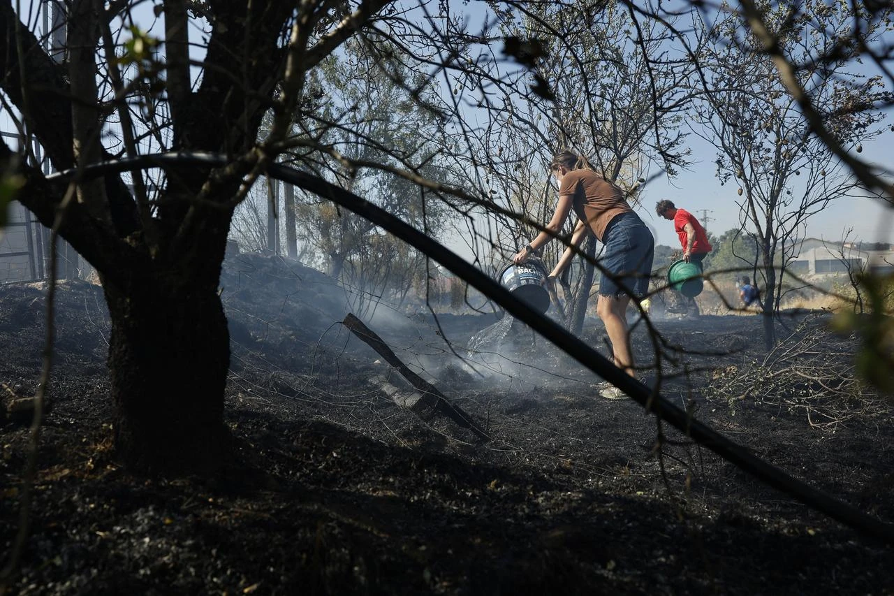Wildfires drive more than 325,000 from homes in France and Spain 