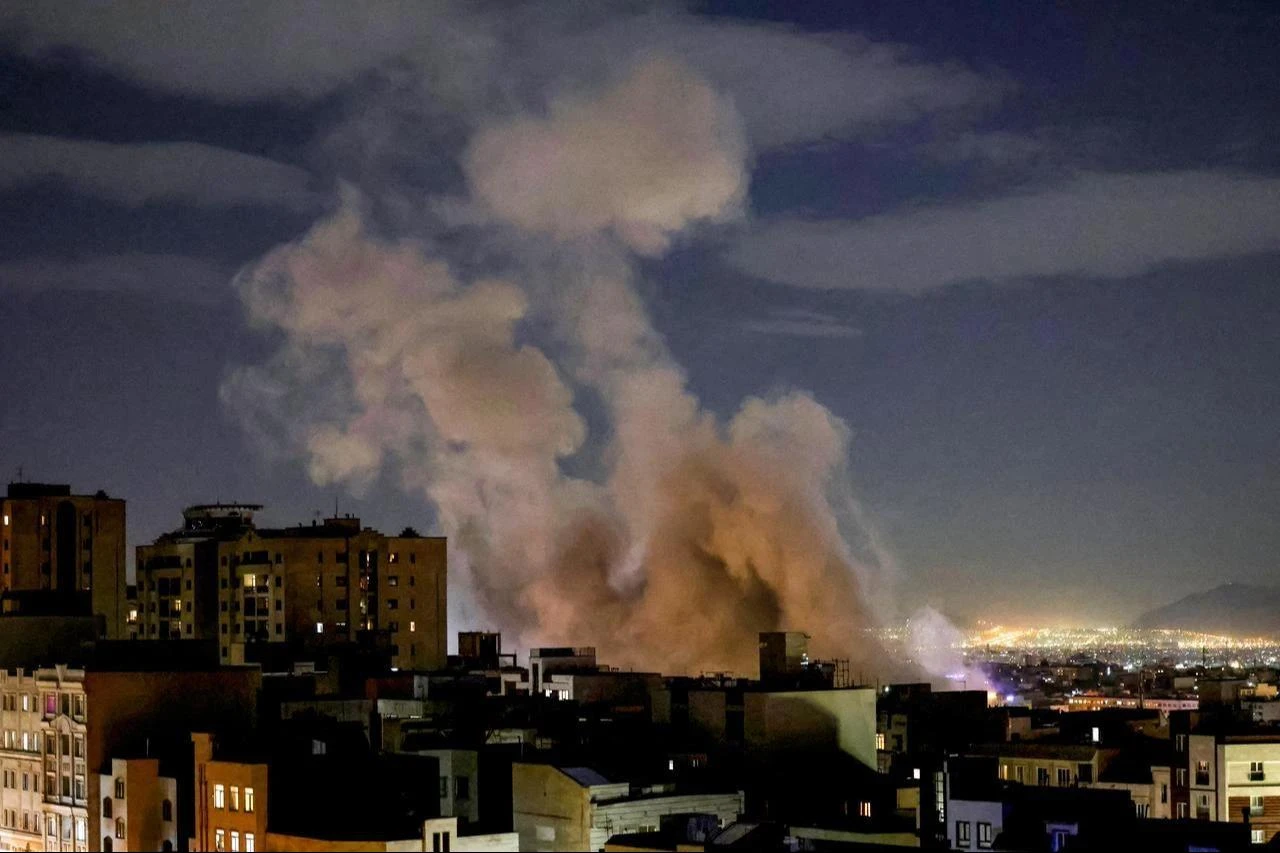 A smoke plume rises following a missile strike on a building in Tehran, March 1, 2026. (AFP Photo)