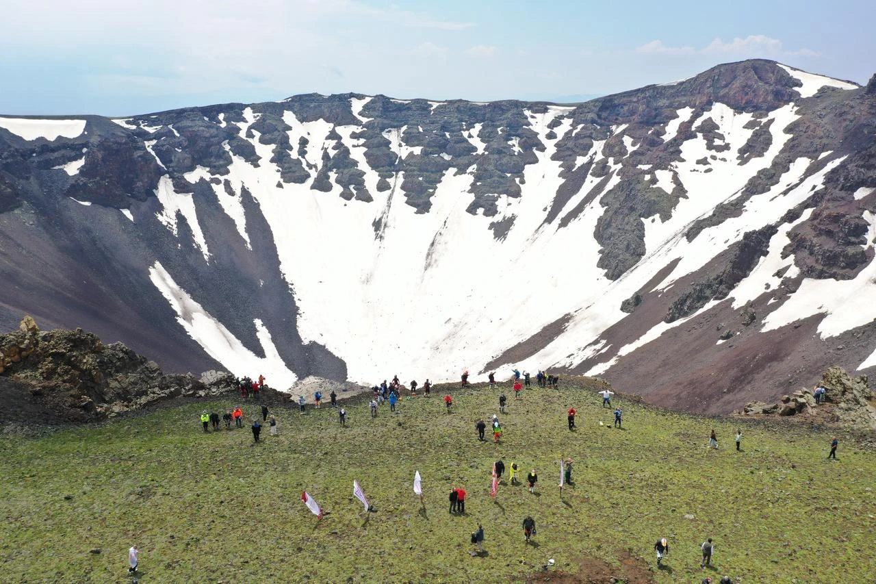 Crater lake atop Türkiye's Tendurek awaits tourism boost