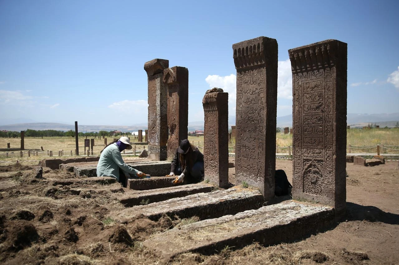 Archaeologists find 16 new graves at Seljuk cemetery in eastern Türkiye