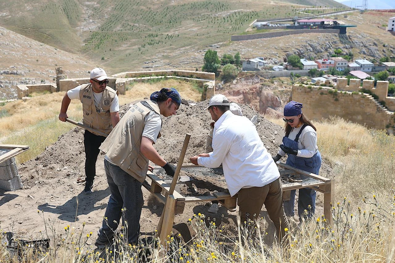 Archaeologists sift excavated soil during ongoing work at Bayburt Castle, a historic fortress along the Silk Road in Bayburt, northeastern Türkiye, July 28, 2026. (AA Photo)