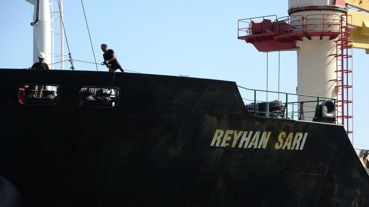 The Turkish-flagged dry cargo ship "MV Reyhan Sari," which was attacked by a drone off Novorossiysk while transporting coal, arrives at Trabzon Port on July 23, 2026. (IHA Photo)