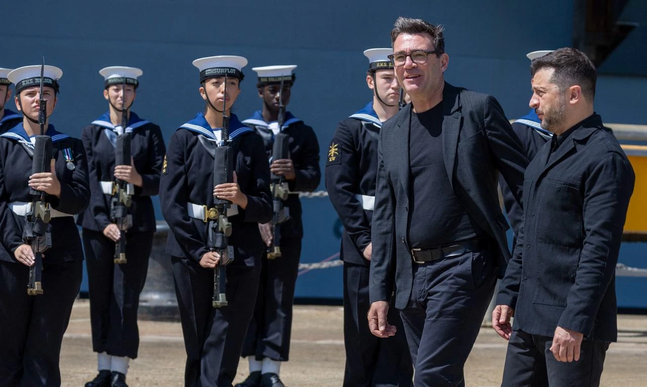 Britain's Prime Minister Andy Burnham (2nd R) walks with Ukraine's President Volodymyr Zelensky (R) at a welcoming ceremony, during their visit to HM Naval Base in Portsmouth on the south coast of England on July 27, 2026. (AFP Photo)