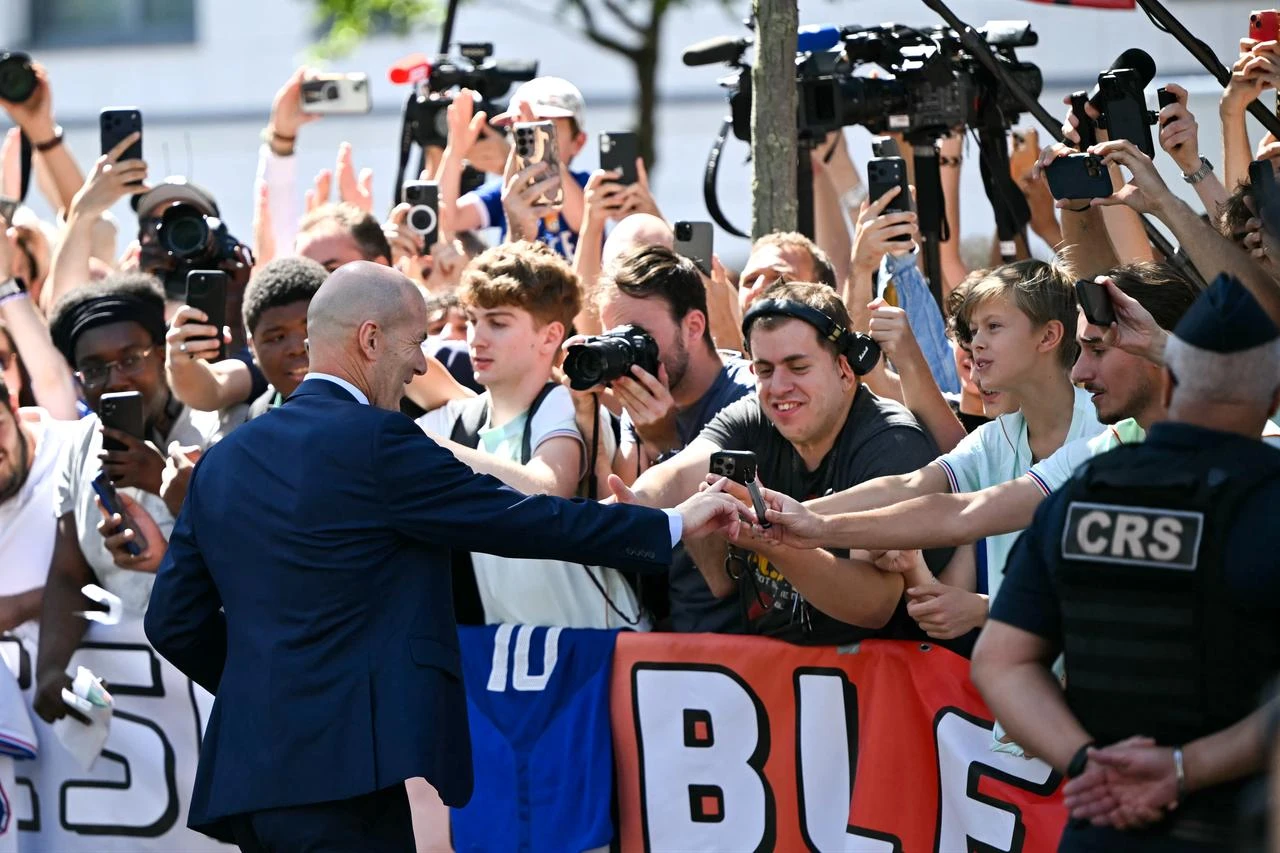 French international football player Zinedine Zidane greets fans as he leaves after a press conference  at the French Football Federation headquarters (FFF) in Paris, France, July 28, 2026 (AFP Photo)