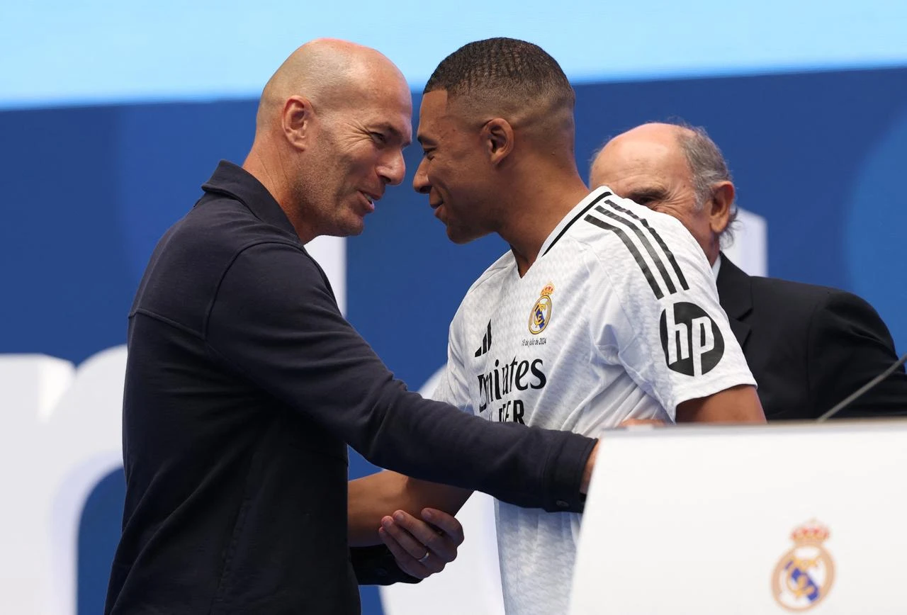 French forward Kylian Mbappe (C) is congratulated by French former football player Zinedine Zidane (L) during a first appearance as a Real Madrid player at the Santiago Bernabeu Stadium in Madrid, Spain, July 16, 2024. (AFP Photo)