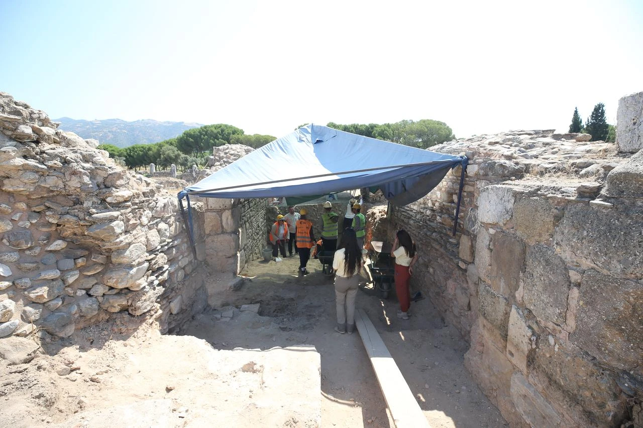 Excavation teams carry out archaeological work within the bath-gymnasium complex at Tralleis ancient city in Aydin, western Türkiye. (AA Photo)