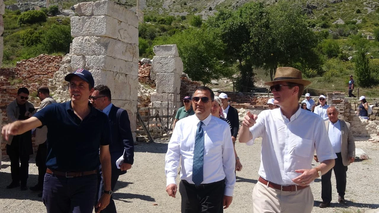 Professor Peter Talloen (R), head of the Sagalassos excavations, briefs visitors during a tour of the ancient city in Burdur, Türkiye, in this file photo. (IHA Photo)