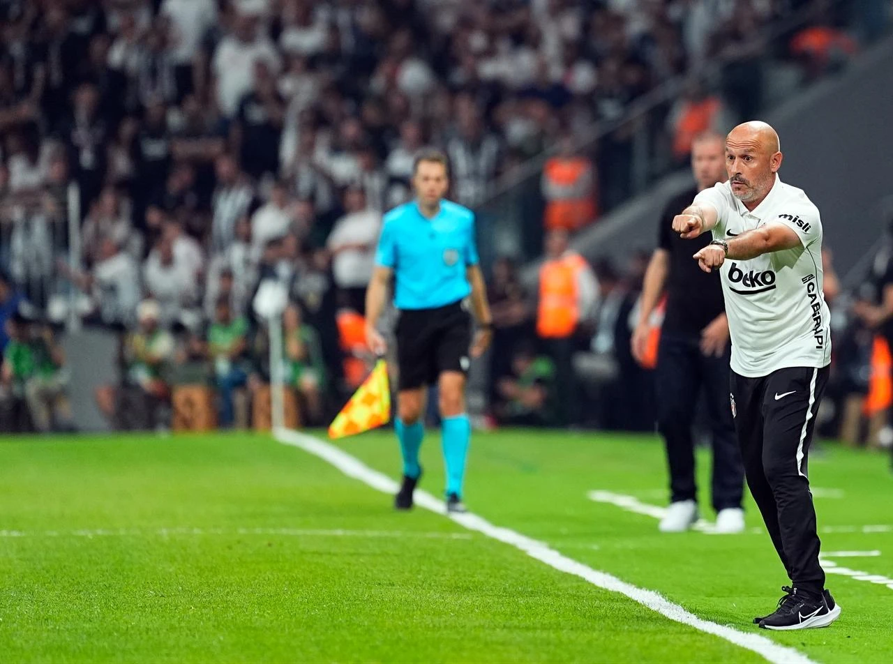 Head coach Vincenzo Italiano of Besiktas gives tactics to his players during the UEFA Europa League second qualifying round first leg match between Besiktas and Midtjylland at Tupras Stadium in Istanbul, Türkiye on July 23, 2026. (AA Photo)