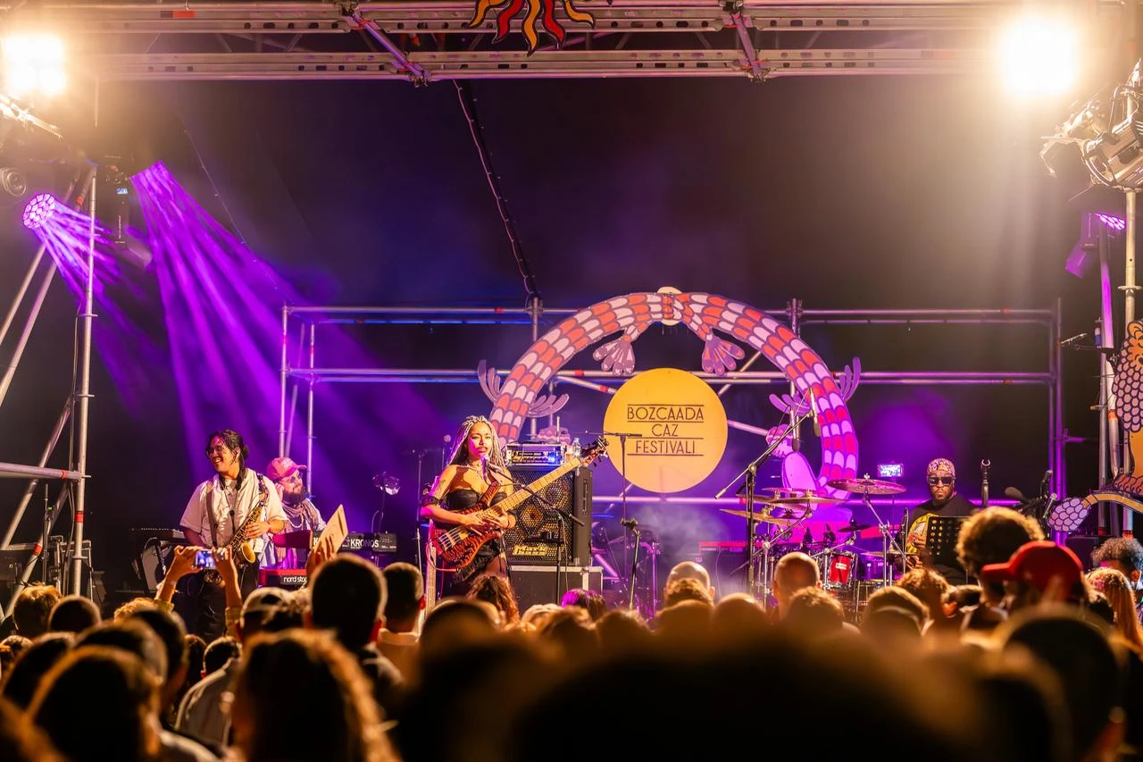 A band performs before a packed crowd during a previous edition of the Bozcaada Jazz Festival. (Photo courtesy of Bozcaada Jazz Festival organizers)