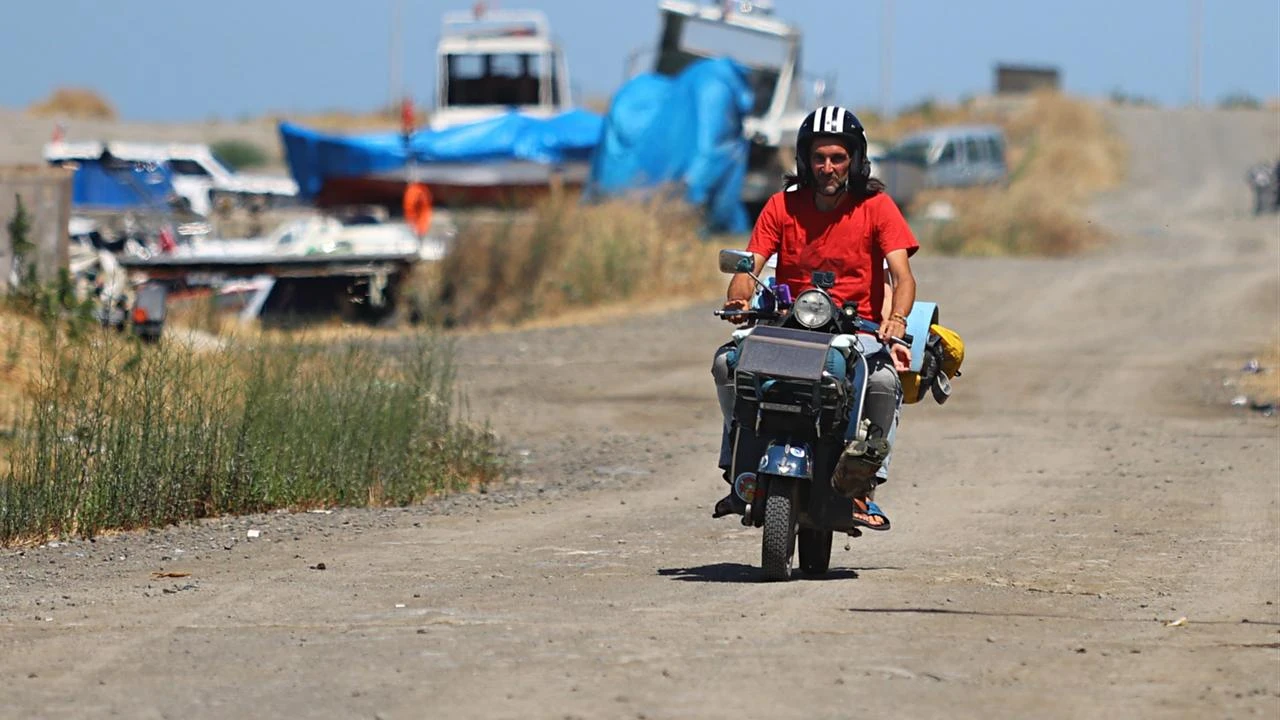Father and son ride 50-year-old Vespa from Sydney to Italy