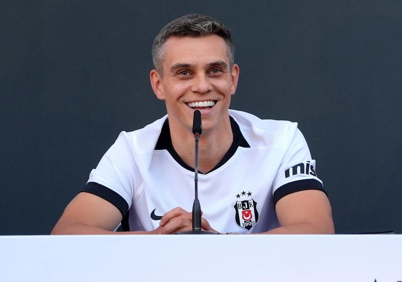 Belgian winger Leandro Trossard, who signed a 3+1 year contract with Besiktas from English club Arsenal, signs his contract during a signing ceremony held with fans in Istanbul, Türkiye on July 16, 2026. (AA Photo)