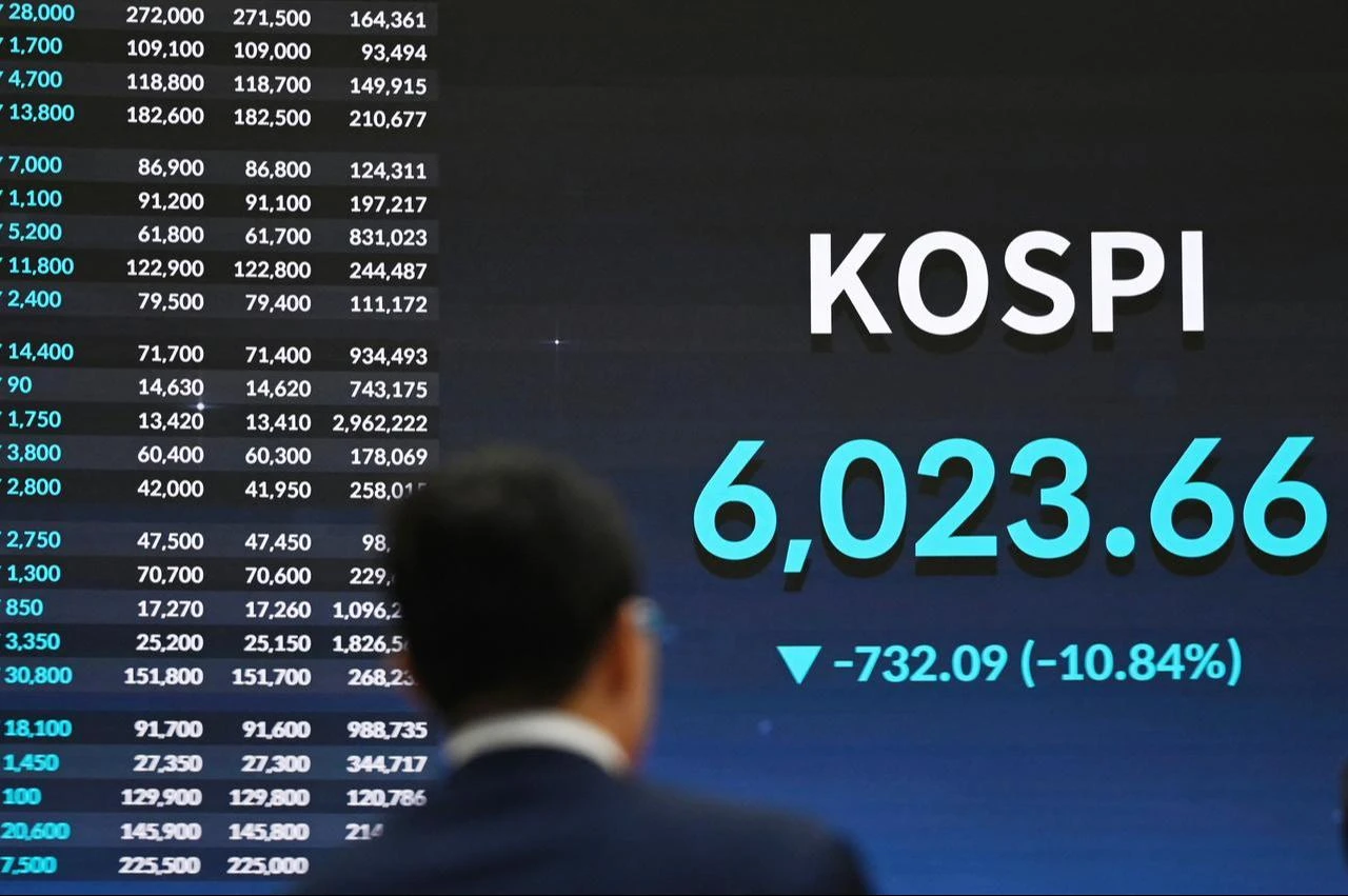 A man looks at a stock index board showing South Korea's benchmark stock index (KOSPI) after the close of trading in Seoul, July 28, 2026. (AFP Photo)