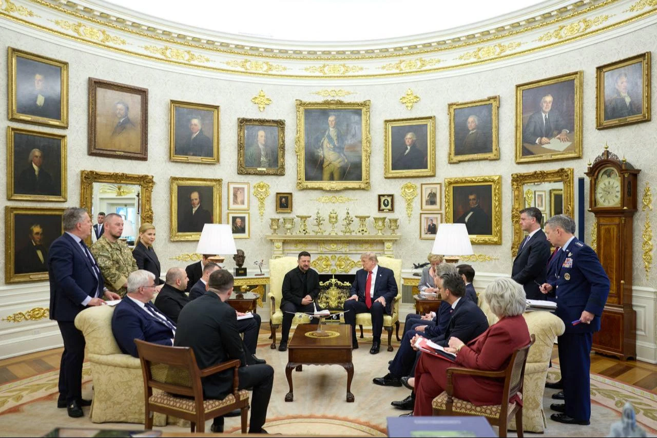 This handout photograph taken and released by the Ukrainian Presidential Press Service on July 28, 2026, shows Ukraine's President Volodymyr Zelenskyy (C-L) speaking with US President Donald Trump (C-R) during their meeting in Washington, DC. (Photo by Ukrainian Presidential Press Service/HO/AFP)