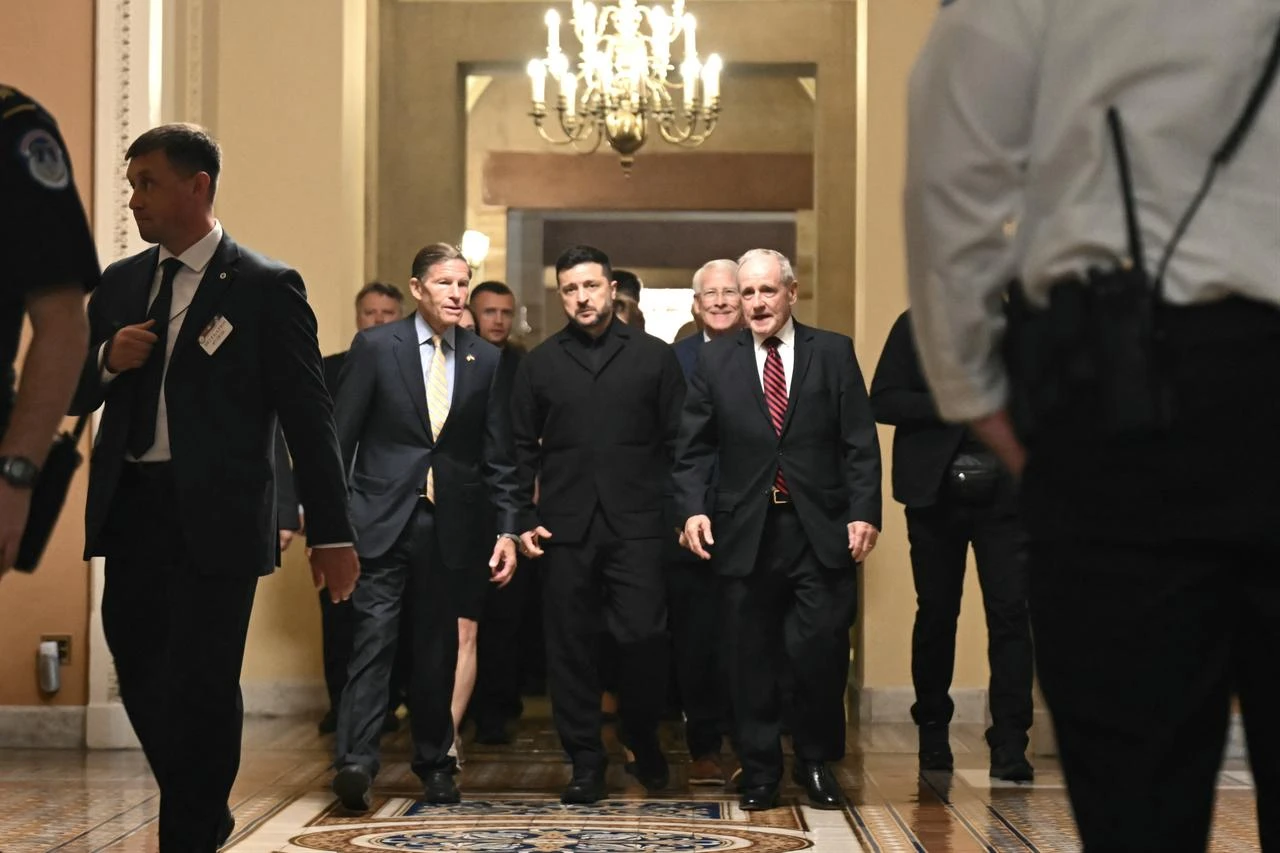 Ukrainian President Volodymyr Zelenskyy (C) walks with US Senator Richard Blumenthal (D-CT) and US Senator James Risch (R-ID) before a meeting with senators at the US Capitol in Washington, DC, July 28, 2026. (AFP Photo)