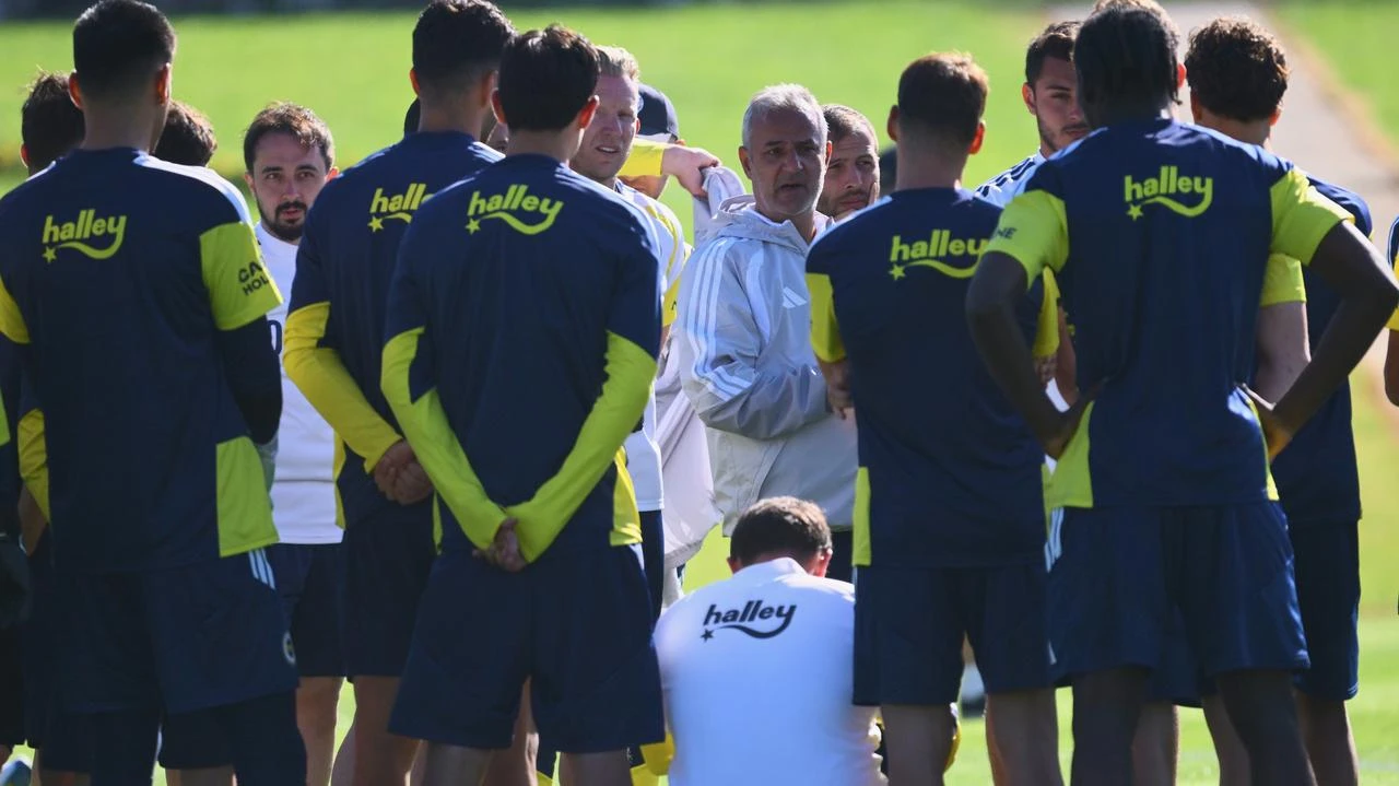 Fenerbahce Football Team Head Coach Ismail Kartal speaks to the players ahead of a training session, which started with warming up and running exercises and continued with tactical drills on a half-field, as part of the team's new season preparations at Topuk Yaylasi facilities in Duzce, Türkiye, June 24, 2026. (AA Photo)
