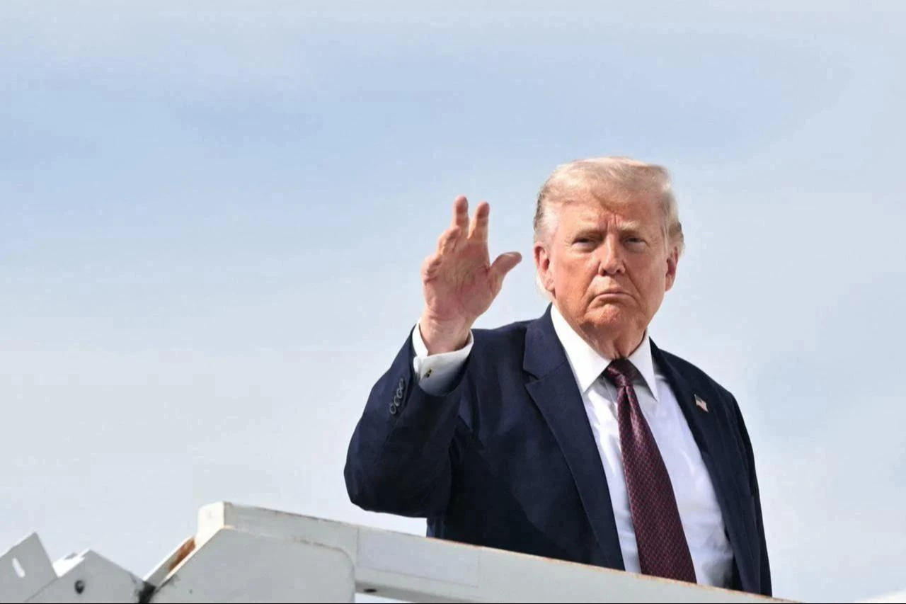 US President Donald Trump waves as he boards Air Force One before departing from Reading Regional Airport (RDG) in Berks County, Pennsylvania, June 23, 2026. (AFP Photo)