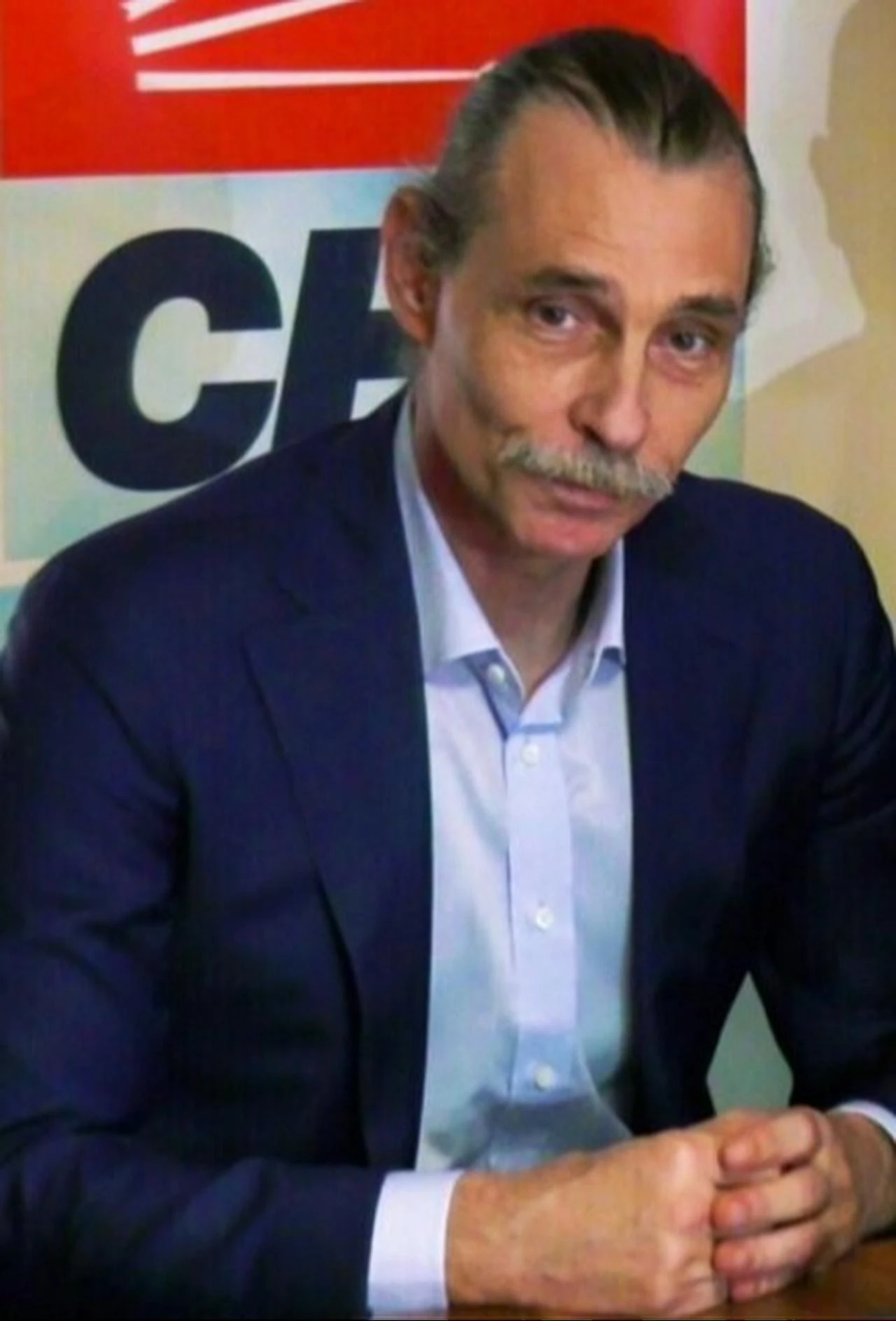Etimesgut Mayor Erdal Besikcioglu is seen in front of a Republican People's Party (CHP) banner. (IHA Photo)