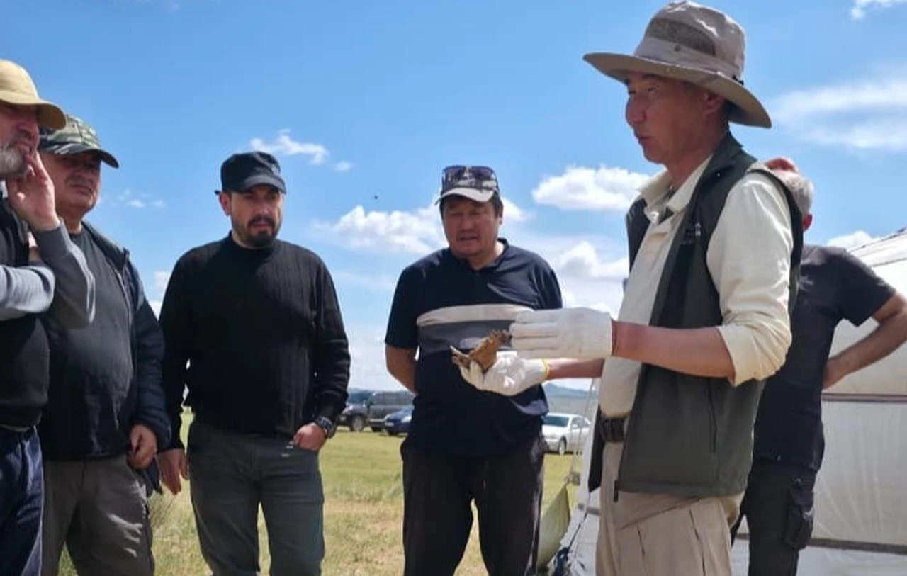 A researcher presents animal remains uncovered during excavations at the ancient city of Togu Balik to members of the archaeological team. (AA Photo)
